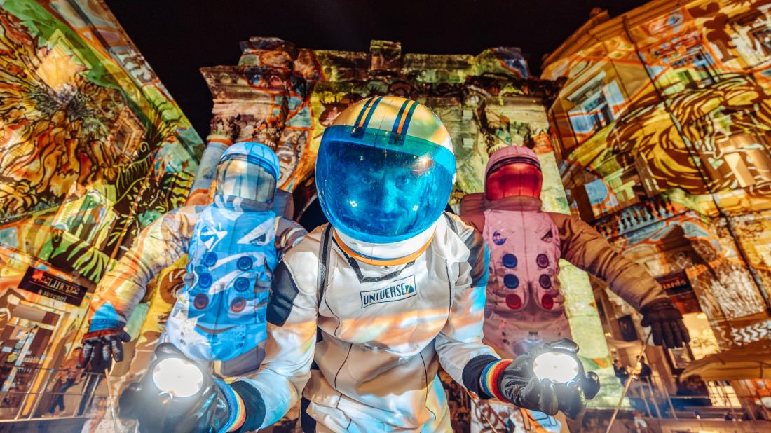 Boje preplavile Pulu na 12. Visualia Festivalu svjetla: Gigantski astronauti prošetali gradskim ulicama!