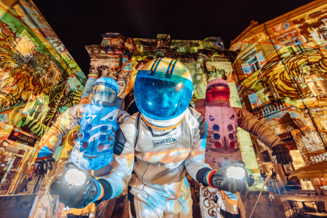 Boje preplavile Pulu na 12. Visualia Festivalu svjetla: Gigantski astronauti prošetali gradskim ulicama!