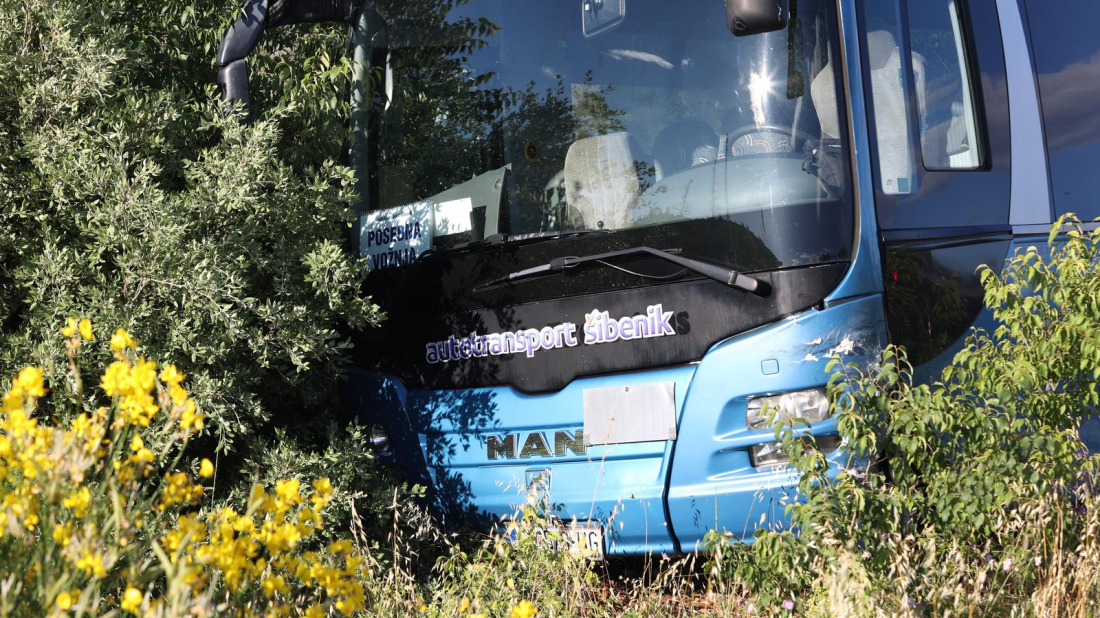 Autobus sa školskom djecom sletio s ceste u Brtonigli i udario u betonski stup