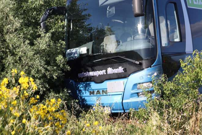 Autobus sa školskom djecom sletio s ceste u Brtonigli i udario u betonski stup