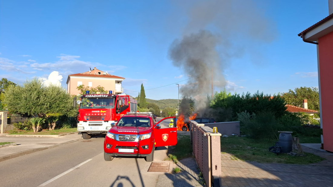 VIDEO/FOTO: Automobil u Rovinju progutala vatra, vatrogasci spriječili širenje požara