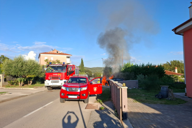 VIDEO/FOTO: Automobil u Rovinju progutala vatra, vatrogasci spriječili širenje požara
