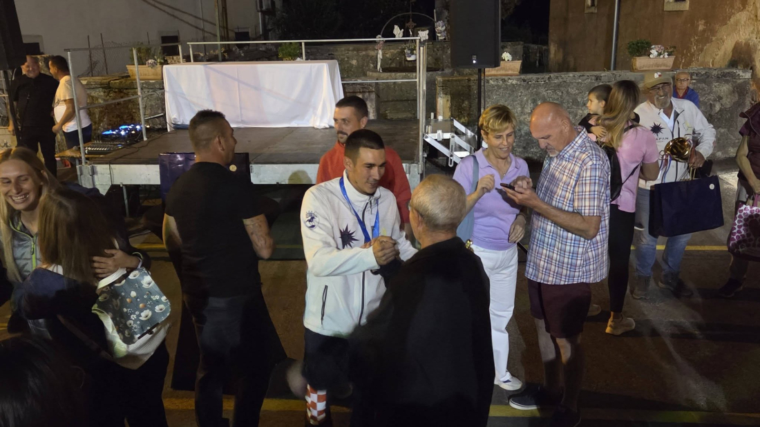 „JOŠ UVIJEK DJELUJE NESTVARNO“: Uz baklje i pjesmu Barban dočekao prvaka i viceprvakinju Balkana!