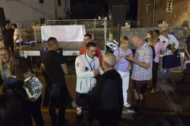 „JOŠ UVIJEK DJELUJE NESTVARNO“: Uz baklje i pjesmu Barban dočekao prvaka i viceprvakinju Balkana!