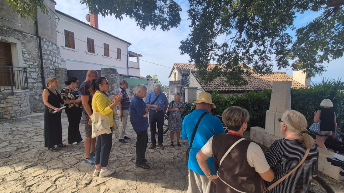 Članovi Udruge slijepih Istarske županije okupili se na druženju i izletu u Vrsaru