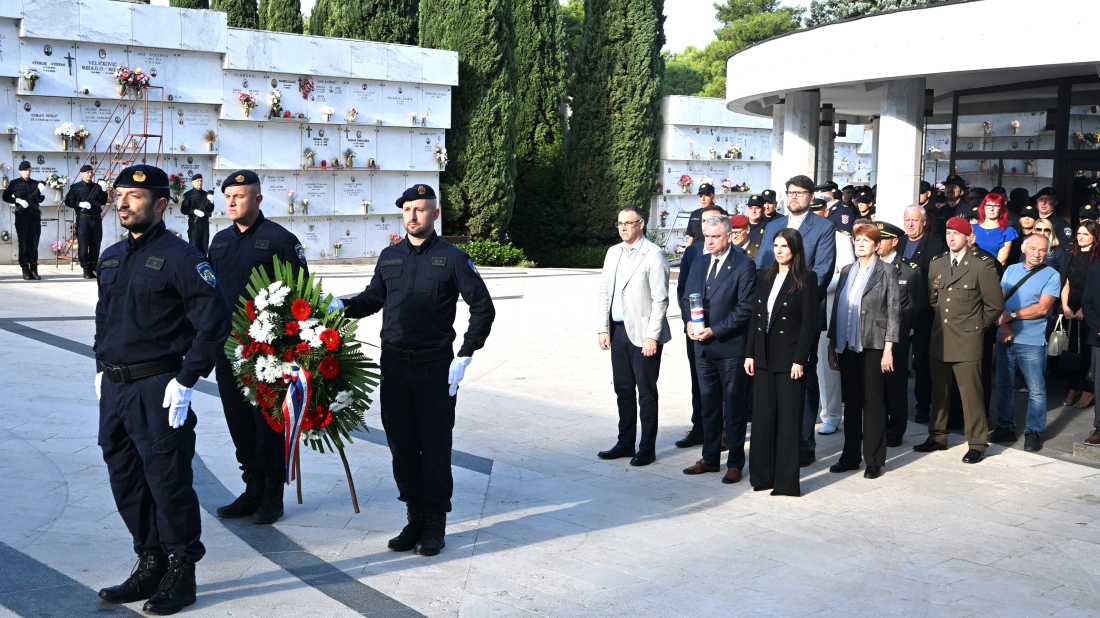 U Puli odana počast poginulim policajcima: Župan Miletić položio vijence povodom Dana policije