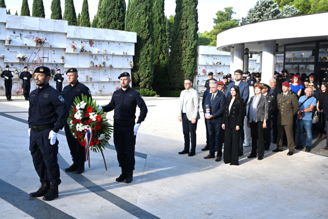 U Puli odana počast poginulim policajcima: Župan Miletić položio vijence povodom Dana policije