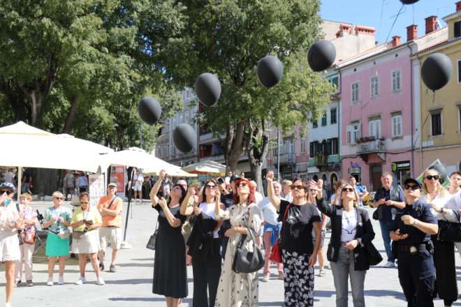 Crni baloni iznad Pule za žene ubijene u nasilju: „U Istri su u posljednjih 21 godinu ubijene 24 žene“