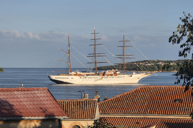 Foto: Jedrenjak sa 23 jedra usidrio se pred Rovinjem