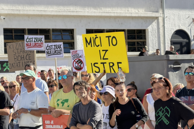 Građani Labinštine blokirali cestu prema Koromačnom: Kamionima nisu dopustili prolaz