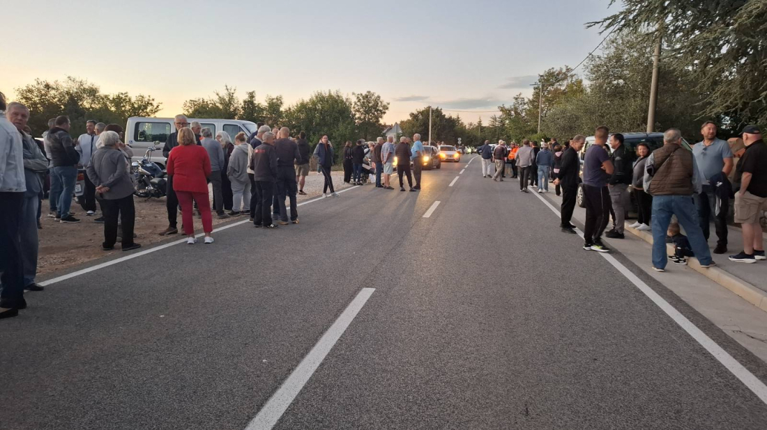 FOTO: Nastavlja se prosvjed u Koromačnu: Kamiona nema, stigli jedan IDS-ovac i dvojica Mostovaca