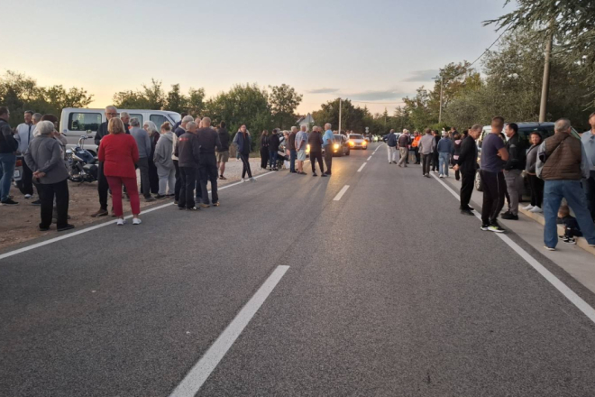 FOTO: Nastavlja se prosvjed u Koromačnu: Kamiona nema, stigli jedan IDS-ovac i dvojica Mostovaca