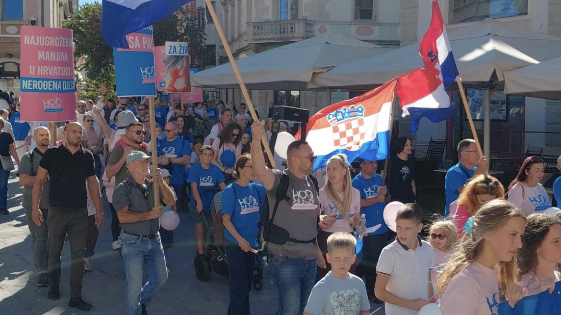Prvi Hod za život u Puli obilježio protuprosvjed: sjedećom blokadom zaustavili povorku u Ulici Sergijevaca