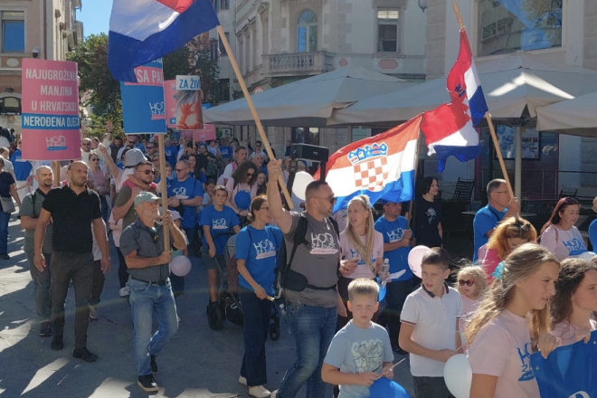 Prvi Hod za život u Puli obilježio protuprosvjed: sjedećom blokadom zaustavili povorku u Ulici Sergijevaca