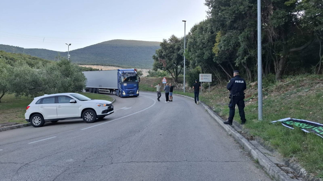 NOVA BLOKADA U KOROMAČNOM Mještani zaustavili kamione na putu prema Holcimu!