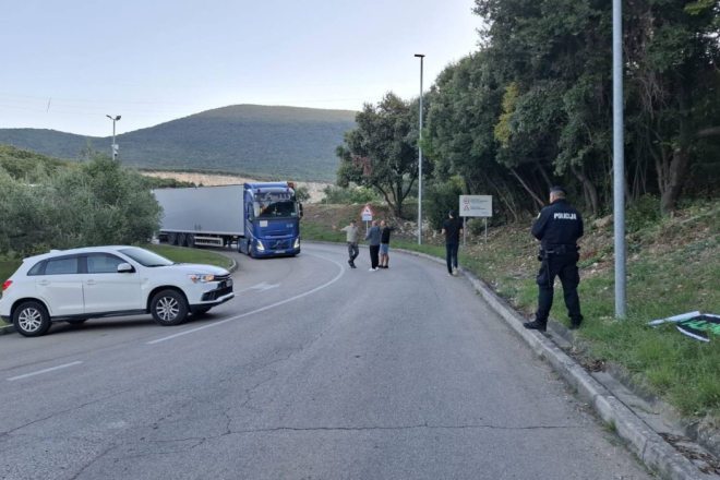NOVA BLOKADA U KOROMAČNOM Mještani zaustavili kamione na putu prema Holcimu!
