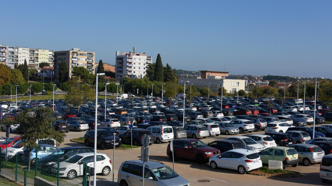 Od sutra, 1. listopada, u Općoj bolnici Pula počinje naplata parkiranja po novim pravilima. Prvi sat bit će besplatan, a