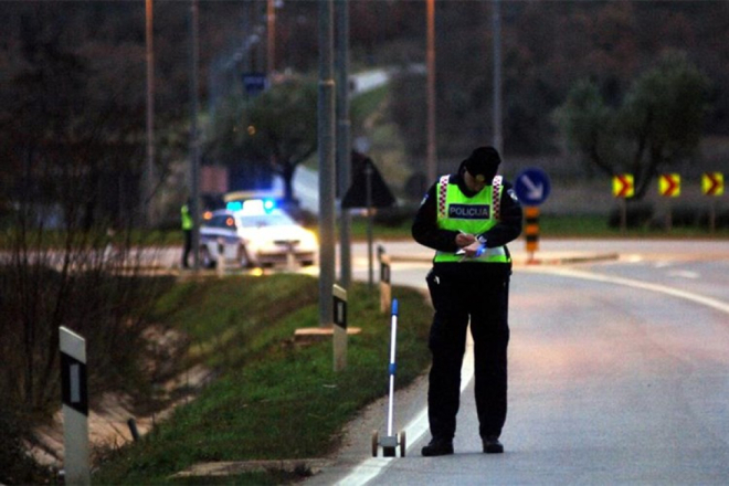Teška prometna nesreća kod Žminja: Automobil skretao ulijevo, u njega udarilo teretno vozilo