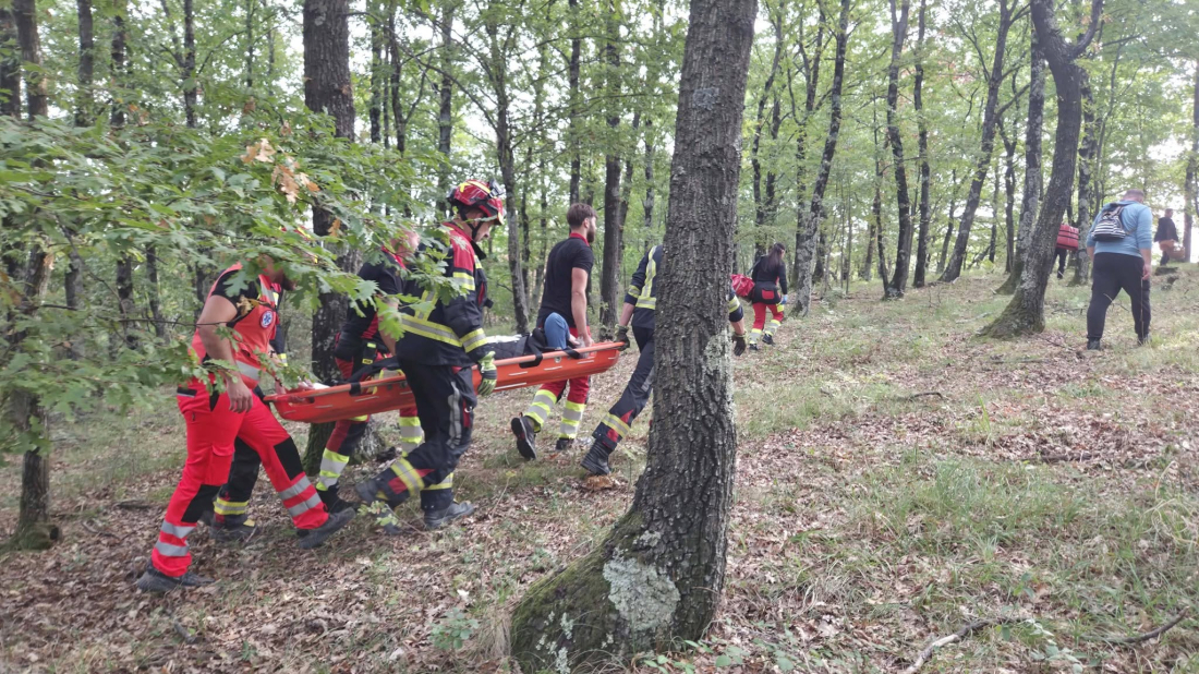 Zahtjevno spašavanje kod Kućibrega: Osobu sa slomljenom nogom izvlačili iz šume preko padine duge oko 400 metara