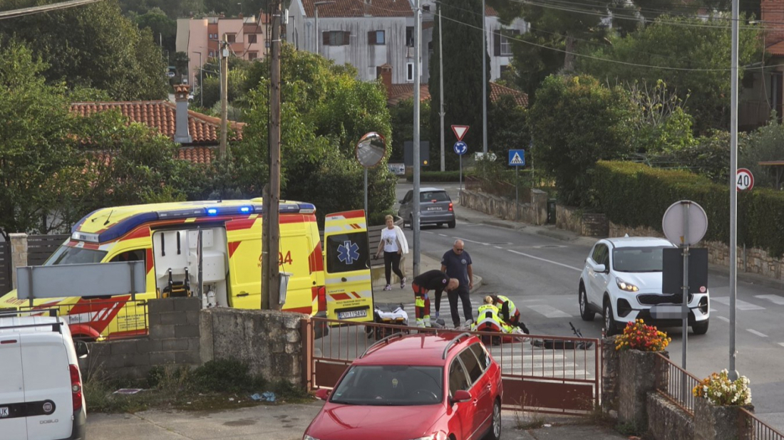 Rovinj: Automobil naletio na vozača romobila, intervenirala hitna pomoć