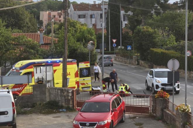 Rovinj: Automobil naletio na vozača romobila, intervenirala hitna pomoć