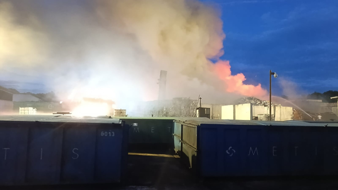 Veliki požar u Metisu u Puli: Gori glomazan otpad!