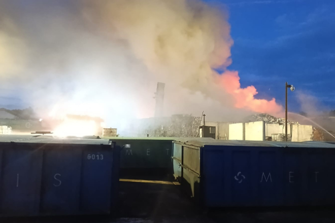 Veliki požar u Metisu u Puli: Gori glomazan otpad!