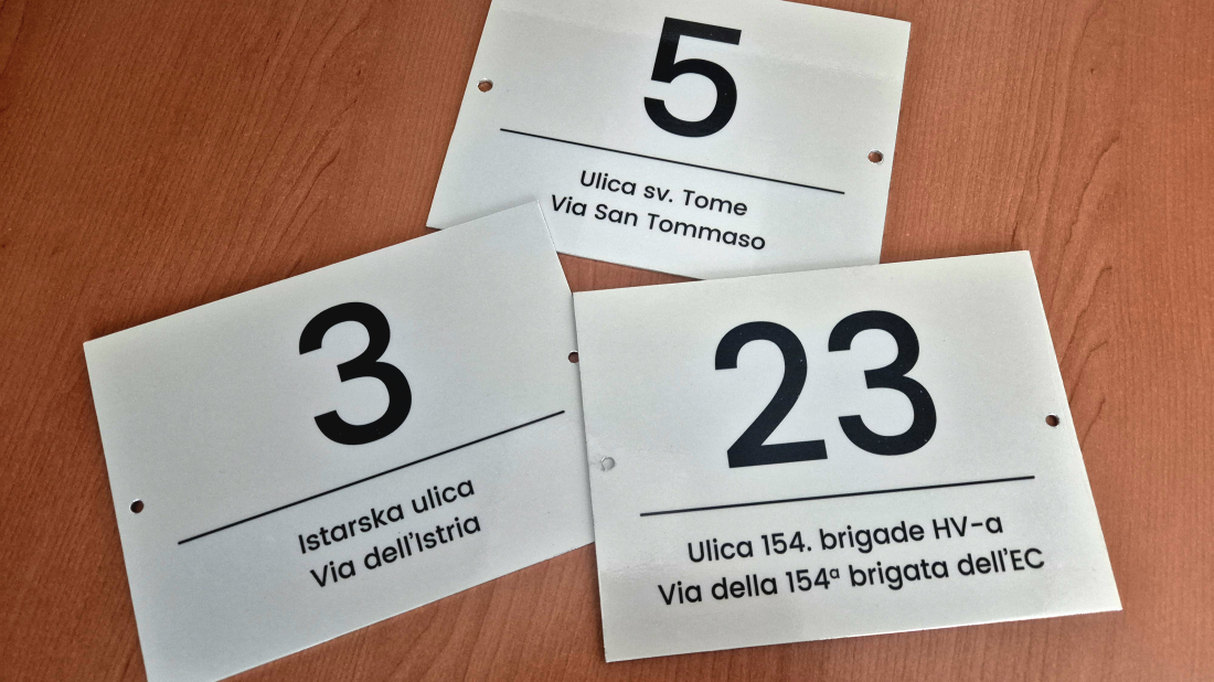 Vižinada dobiva nove dvojezične kućne brojeve: Vlasnici ih mogu besplatno preuzeti u Općini