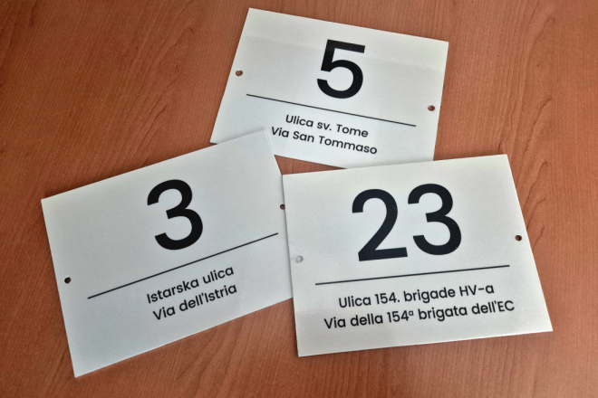 Vižinada dobiva nove dvojezične kućne brojeve: Vlasnici ih mogu besplatno preuzeti u Općini