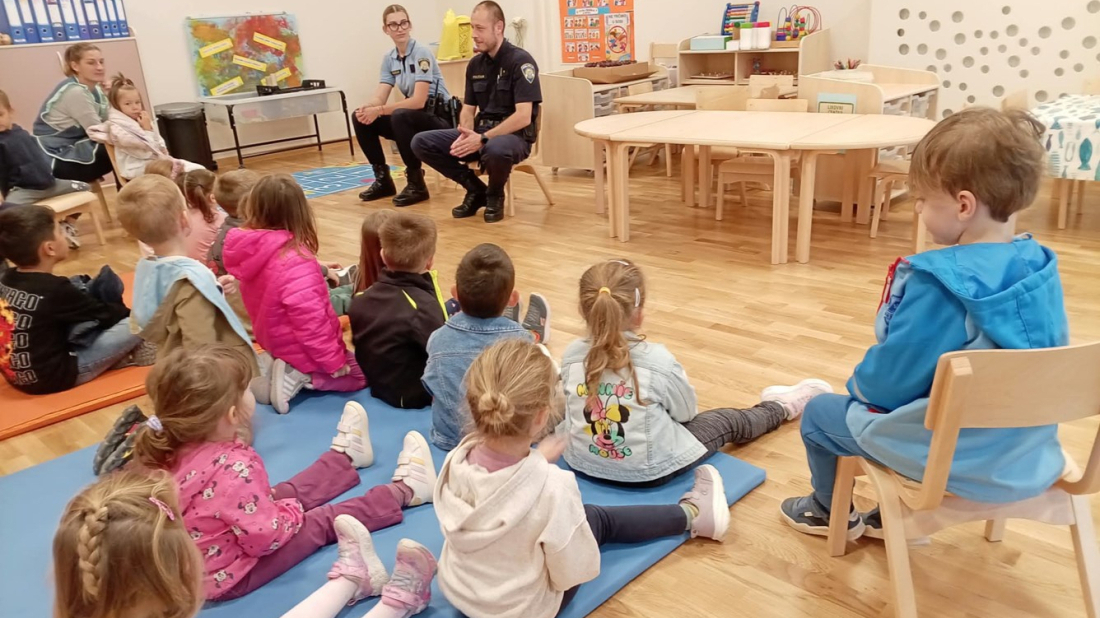 Policajci posjetili pulske vrtićarce: Mališani upoznali policijsku opremu i naučili važnu lekciju o sigurnosti!