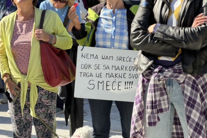 FOTO Uoči sjednice o Kaštijunu u Pazinu: Građani se okupljaju kako bi izrazili nezadovoljstvo!