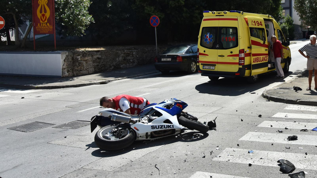 Teška nesreća u Puli: Vozač oduzeo prednost motociklistu, od siline sudara odbačen preko automobila!