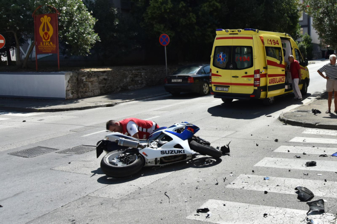 Teška nesreća u Puli: Vozač oduzeo prednost motociklistu, od siline sudara odbačen preko automobila!