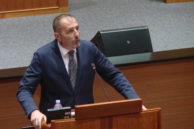 Što izlazi iz dimnjaka Holcima? Paus traži hitan nadzor cementare u Koromačnu i odgovore o otpadu iz Gospića!