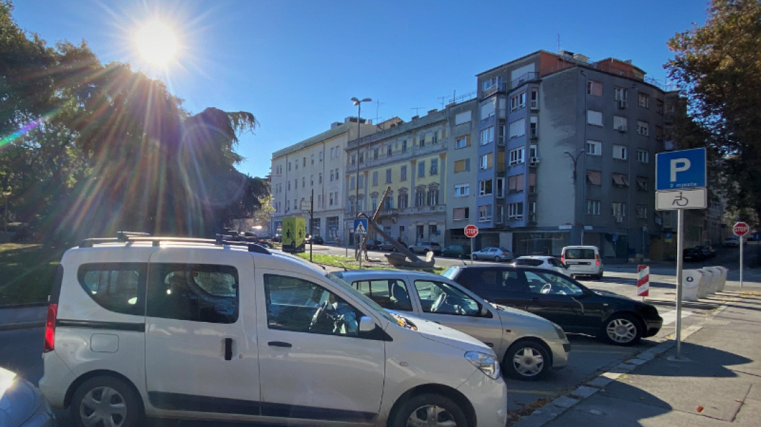 Stolice i motocikli čuvaju parking u centru Pule!