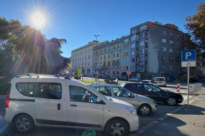 Stolice i motocikli čuvaju parking u centru Pule!