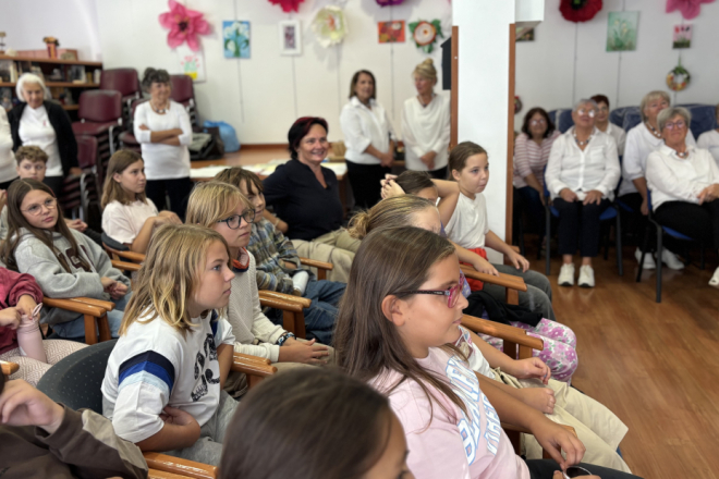 Kad se spoje mladost i iskustvo: Rovinjski osnovnoškolci razveselili umirovljenike pjesmom, plesom i osmijesima