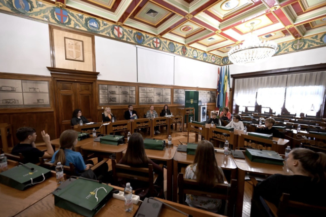 Pulski učenici pred Grbina iznijeli probleme u školama: Traže bolje marende, klimatizaciju i sigurniji promet