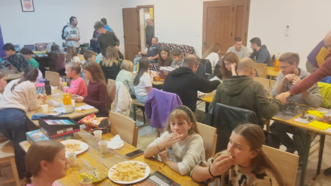 Večer puna smijeha i dobre zabave: Društvene igre okupile sve generacije u Škropetima!