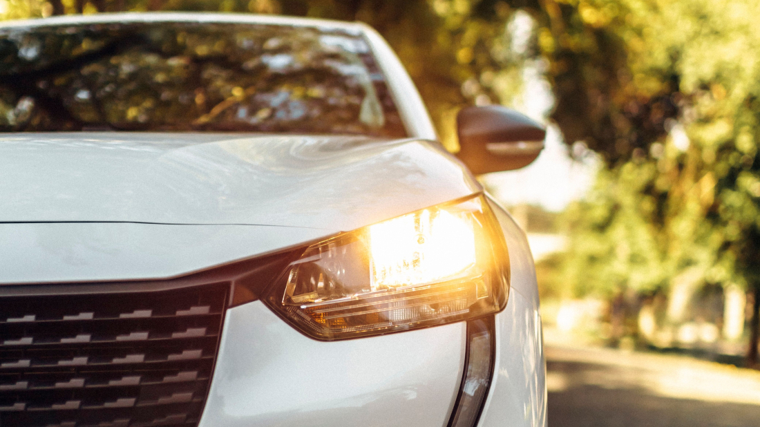 Od nedjelje obavezna dnevna svjetla na automobilima! Za nepoštivanje pravila kazna 30 eura