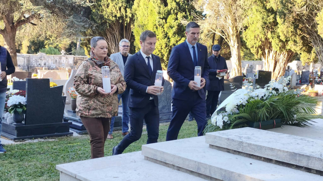 Uoči Svih svetih u Rovinju položeni cvijeće i svijeće u spomen na sve preminule