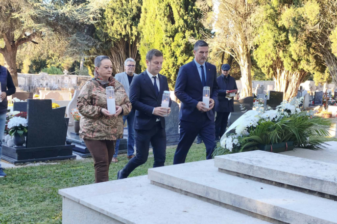 Uoči Svih svetih u Rovinju položeni cvijeće i svijeće u spomen na sve preminule