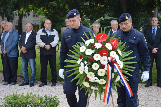 Polaganjem vijenaca u Puli obilježen Dan neovisnosti