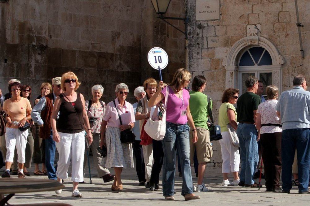 UPOZNAJTE SVOJ GRAD Vodiči vas pozivaju na besplatno vođenje gradom