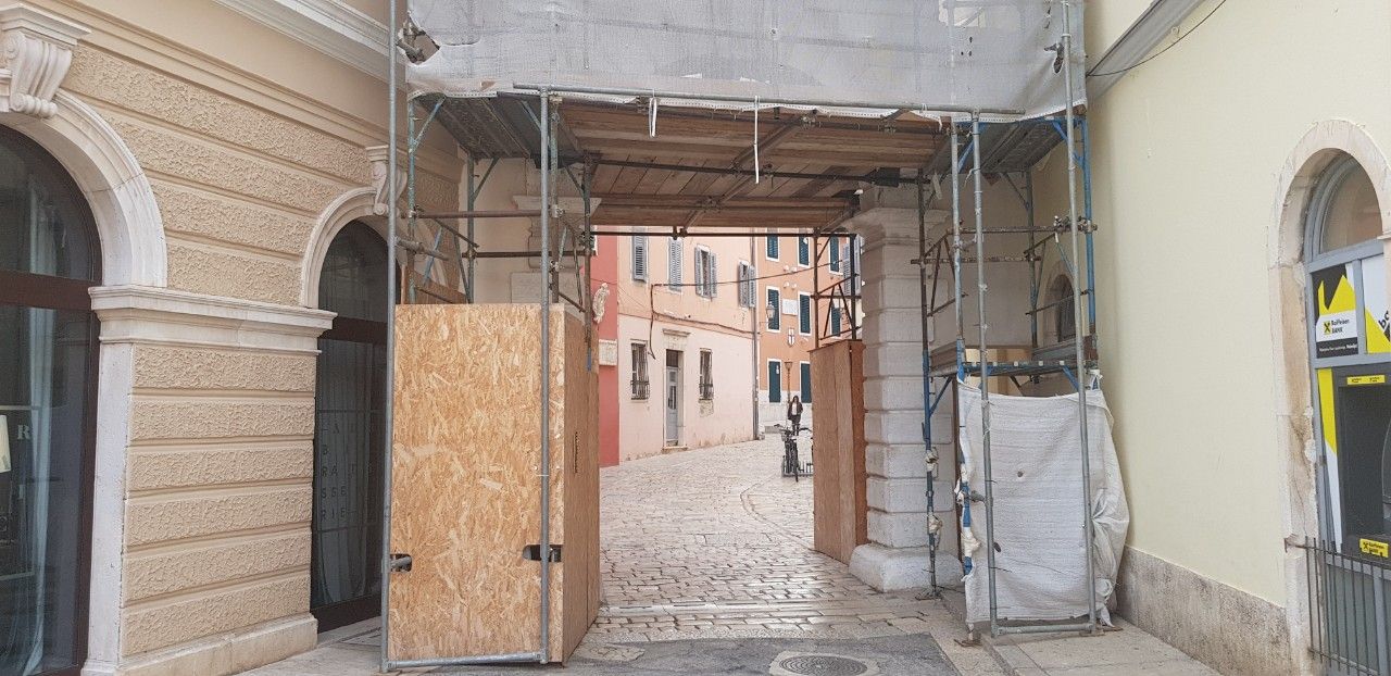 RESTAURACIJA KOJA TO NIJE: Skela sastavni dio rovinjskog Balbijevog luka