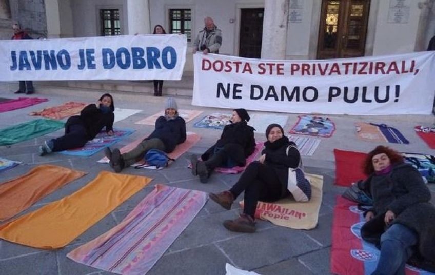 Članovi inicijative 'Volim Pulu' uz ručnike i 'napuhance' prosvjedovali na pulskom Forumu