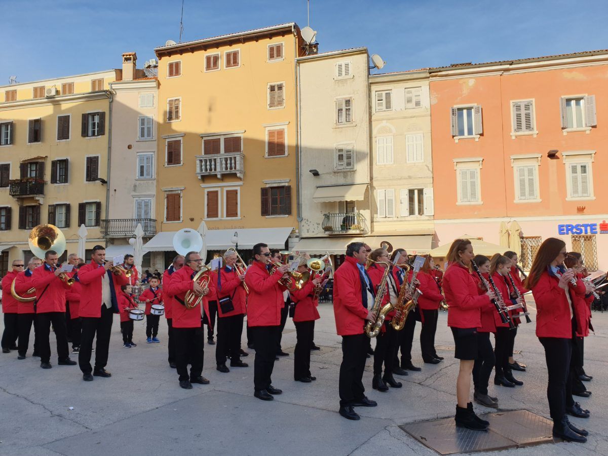 Limena glazba Rovinj uz goste održala koncert na glavnom trgu