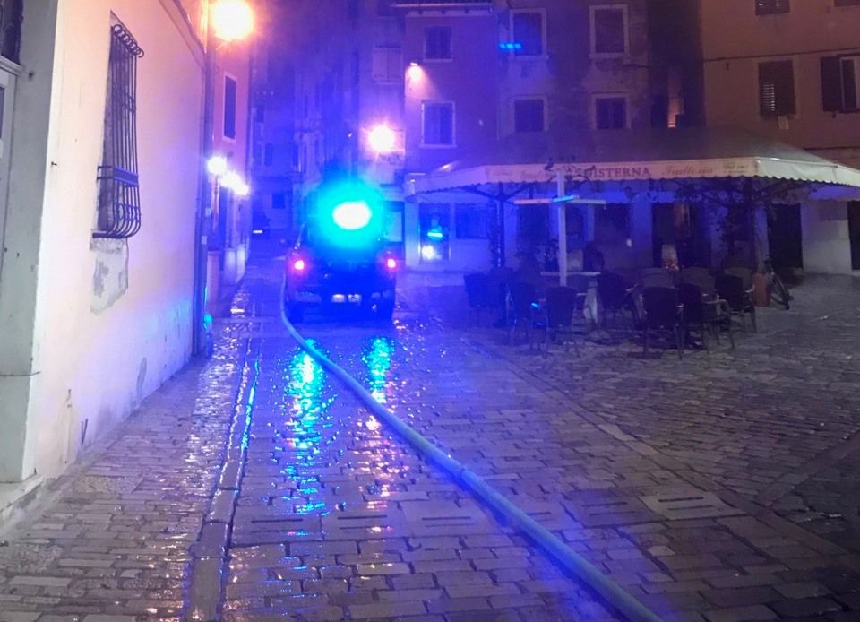 Opušak cigarete uzrok požara kuće u ulica Fontika u Rovinju