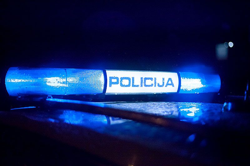 Uhvaćen u švercanju duhana pa oštetio policijsko vozilo