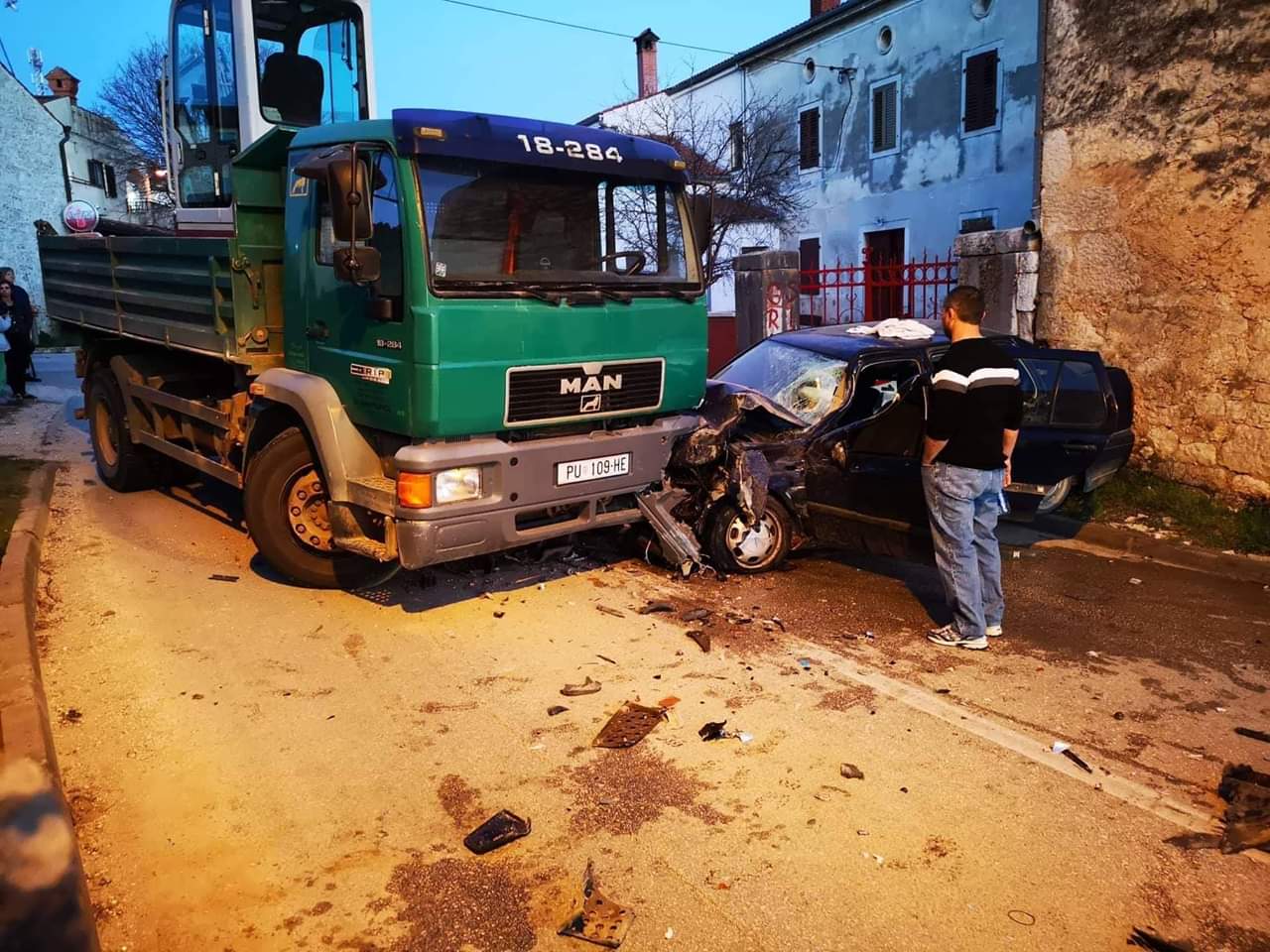 TEŠKA PROMETNA NESREĆA U FLENGI Iz smrskanog automobila izvučen vozač sa teškim ozljedama